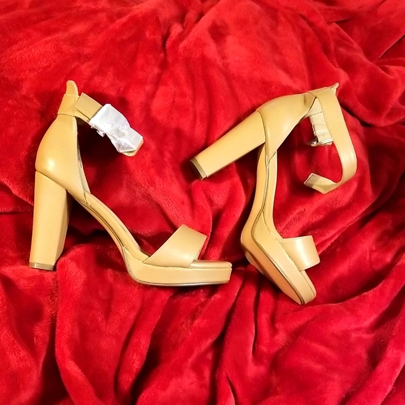 IDIFU Shoes - NEW not in original box IDIFU ANKLE BUCKLE SANDALS SIZE 9
